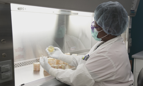 Johanne, technologiste médicale dans l'équipe contrôle de la qualité du CETC